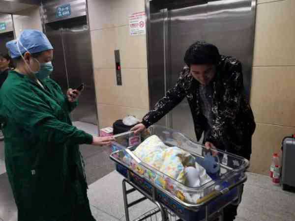 中国大陆首例试管婴儿，当妈妈了！